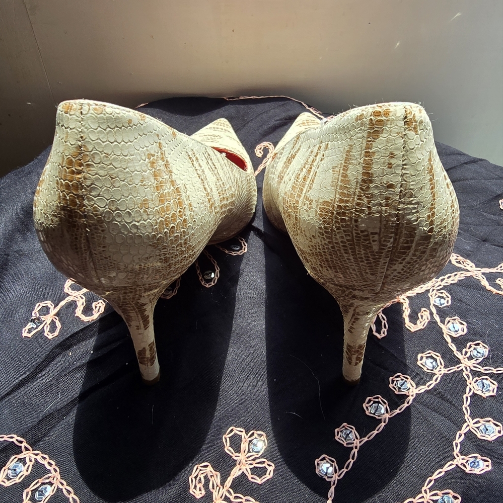 Escada Cream and Tan Heels with Textured Pointed Toe - Picture 11 of 13